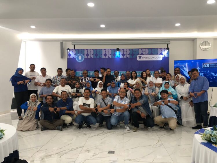 Foto bersama para peserta media gathering ParagonCorp, usai jamuan gala dinner dan diskusi bersama CEO NSEI Part of ParagonCorp Salman Subakat, Group CEO Paragon Universa Utama Harman Subakat dan EVP & Chief Administration Officer Paragon Technology and Innovation, Miftahuddin Amin serta para mentor FJP GWPP. IST