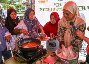 Tingkatkan Ekonomi Keluarga, Mak Ganjar Latih Kaum Ibu Buat Bola Ayam Krispi