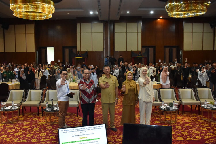 Plt Direktur Informasi dan Komunikasi Pembangunan Manusia dan Kebudayaan Kemenkominfo, Nursodik bersama pemangku kepentingan membuka Genbest Talk “Jaga Asupan Gizi, Gen Z Cegah Stunting Sejak Dini” di Kabupaten Tanah Datar, Selasa (26/9). IST