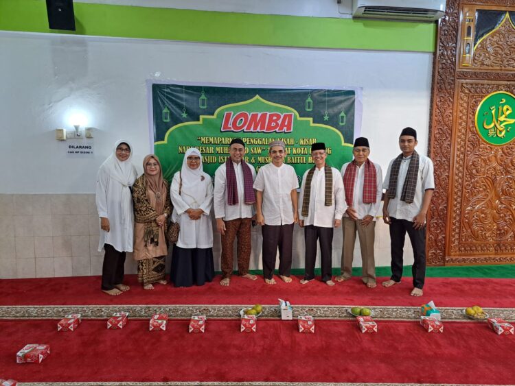 Panitia Lomba Memaparkan Penggalan Kisah Nabi Muhammad SAW, bersama dan Pengurus Masjid Istighfar dan Musala Baitul Huda Parak Gadang, Sabtu (23/9). IST