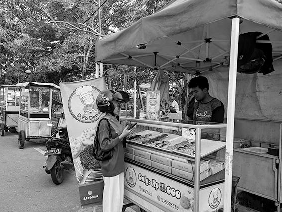 GERAI DONAT--Gerai D.Fo Donat di Taman Nanggalo Siteba Kota Padang. Banyaknya pesaing membuat pemilik senantiasa mempertahankan mutu dan cita rasa. HAYATI