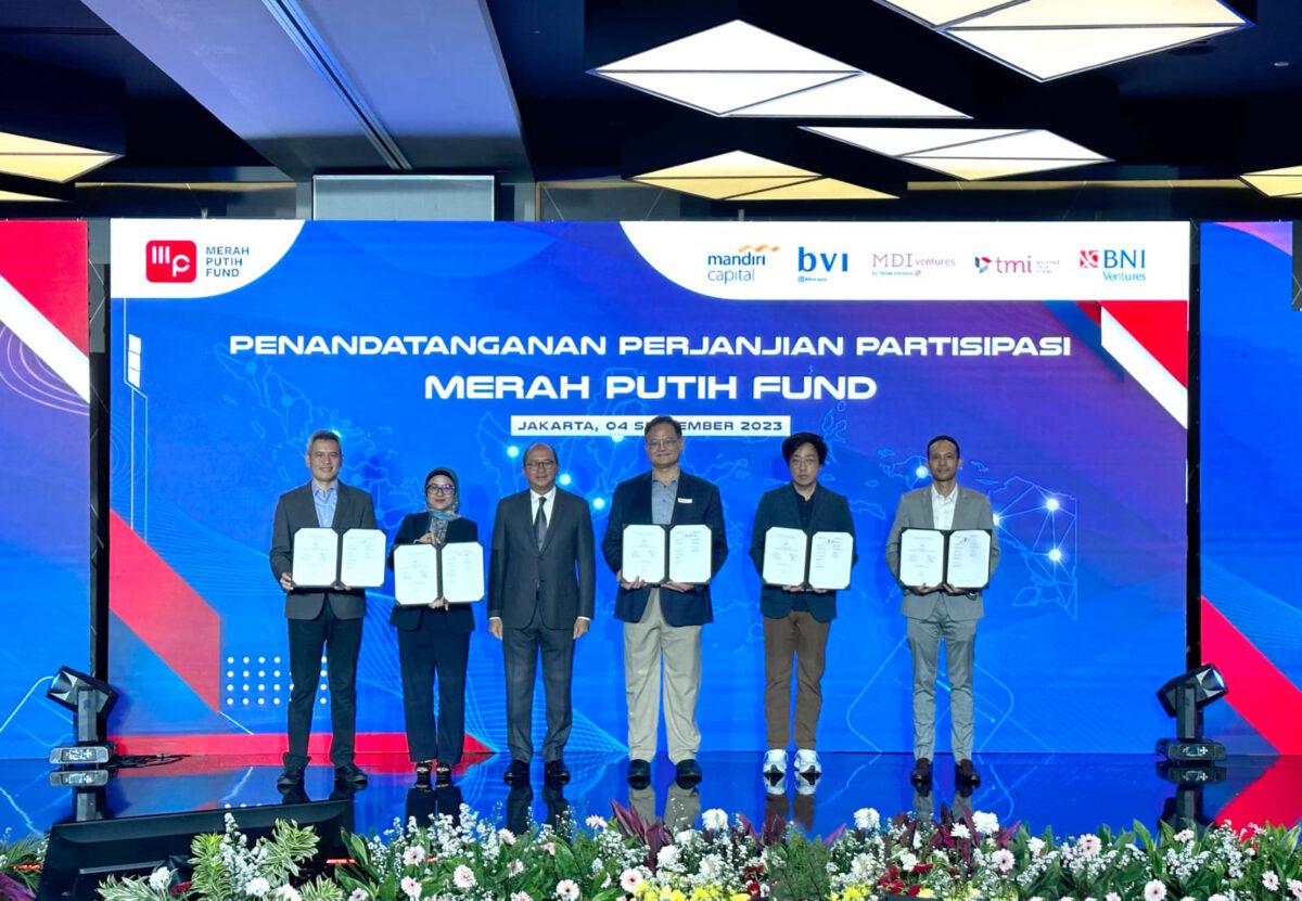 Wakil Menteri BUMN Rosan Roeslani (ketiga dari kiri); dari kiri ke kanan, CEO BNI Ventures Eddi Danusaputro, CEO TMI Mia Melinda, CEO MDI Ventures Donald Wihardja, CEO BRI Ventures Nicko Widjaja, dan CEO Mandiri Capital Indonesia Dennis Pratistha saat acara penandatanganan perjanjian partisipasi Merah Putih Fund (MPF), Senin (4/9) di Jakarta. IST