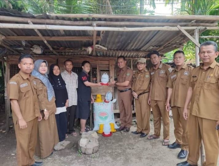 Wakil Bupati Sijunjung H. Iraddatillah menyerahkan bantuan Asistensi Rehabilitasi Sosial (Atensi) Sentra Mulya Jaya Jakarta dari Kementerian Sosial Republik Indonesia (Kemensos RI), Selasa (5/9) di Nagari Padang Sibusuk Kecamatan Kupitan. IST