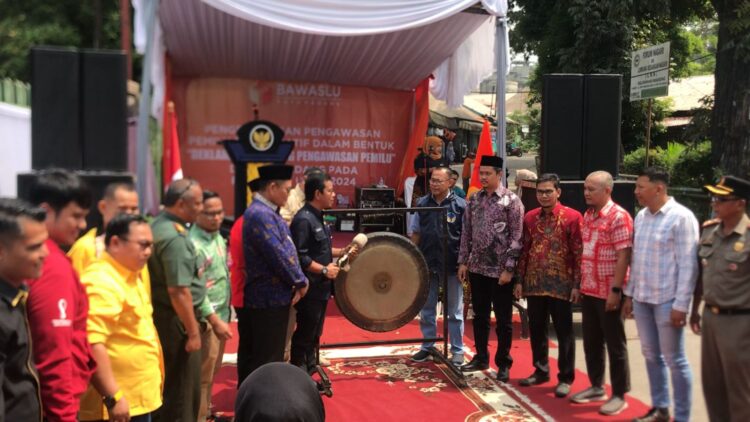 Pemukulan gong tanda diresmikannya Deklarasi Kampung Pengawasan Pemilu di Indarung, Selasa (10/10). Hayati