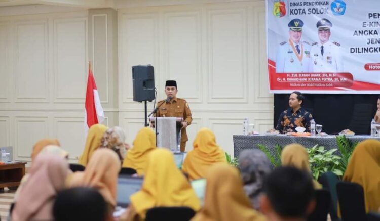 Wakil Wali Kota Solok Ramadhani Kirana Putra menghadiri Workshop Penerapan Sistim Informasi E-Kinerja dan Bimtek Angka Kredit Kenaikan Pangkat dan Jenjang Jabatan Fungsional di Lingkungan Dinas Pendidikan Kota Solok