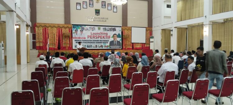 Bupati Padang Pariaman Suhatri Bur SE, MM meluncurkan  Perspektif Inovasi Peningkatan Ekonomi Masyarakat melalui Pengembangan Ekonomi Kreatif di Hall IKK Parit Malintang, Rabu (18/10). ALDI