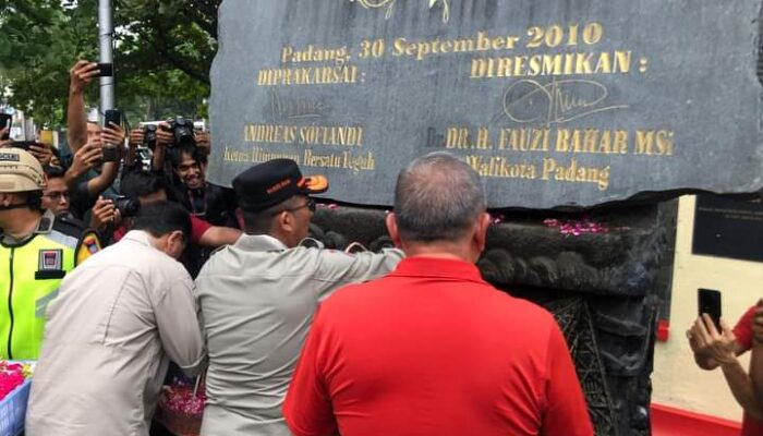 14 Tahun Gempa Dahsyat, Walikota Bersama Forkopimda Padang Tebar Bunga di Tugu Gempa G30/S Taman Melati