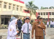 Walikota Hendri Septa Bagi-bagi e-KTP di SMA Semen Padang, Sekolah Lain Tunggu Giliran Ya..!