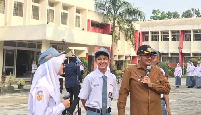 Walikota Hendri Septa Bagi-bagi e-KTP di SMA Semen Padang, Sekolah Lain Tunggu Giliran Ya..!