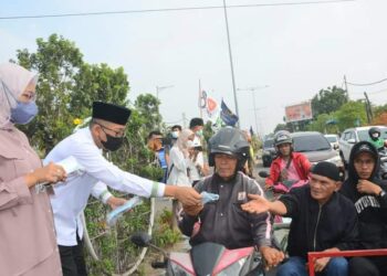 Kabut Asap Mencemaskan, Walikota Padang Bersama Istri Bagikan Puluhan Ribu Masker Kepada Warga Kota