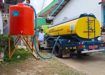 Dirut Turun Langsung, Perumda AM Kota Padang Distribusikan Air Bersih Sejak Pagi Hingga Larut Malam