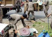 Surat Peringatan Tak Digubris, Pol PP Padang Sita Lapak PKL di Jalan Seberang Padang