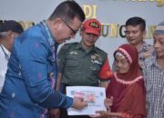 Pj Walikota Sawahlunto,  Zefnihan Serahkan BLT ADD Bagi Lanjut Usia di Desa Silungkang Duo