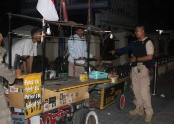 Siang-malam Satpol PP Padang Tertibkan Lapak PKL di Sejumlah Jalan Protokol