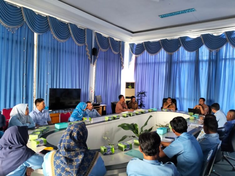 Terlihat suasana Rakor yang serius dalam membahas persoalan tunggakan pelanggan. Osniwati 