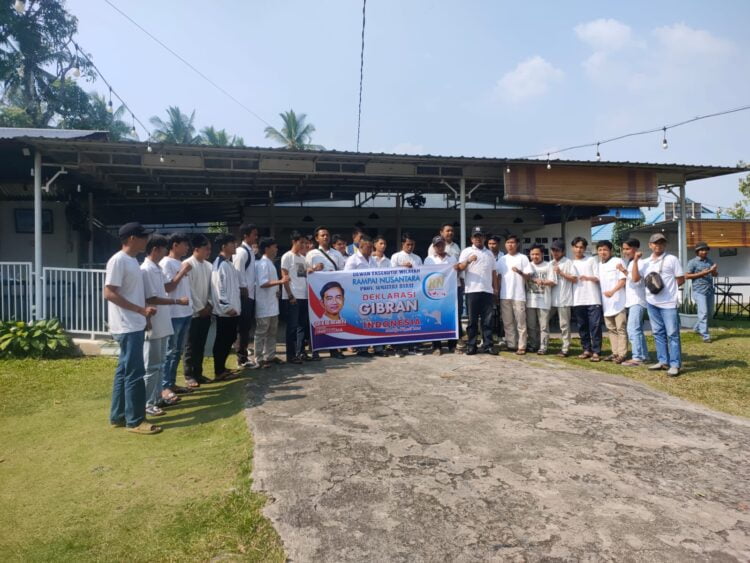 Delmansyah Sekretaris Dewan Eksekutif Wilayah Rampai Nusantara Sumatera Barat beserta pengurus saat mendeklarasikan Gibran Rakabuming sebagai calon wakil presiden Republik Indonesia di Batusangkar, Minggu (08/10). REZKY