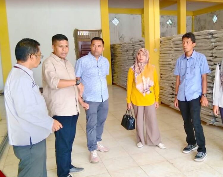 LOGISTIK PEMILU-- Komisioner KPU Pasbar meninjau logistik yang disimpan di gudang KPU setempat. OSNIWATI