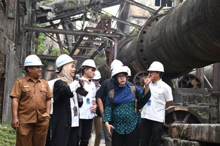 Kepala Unit Humas & Kesekretariatan PT Semen Padang, Nur Anita Rahmawati tengah menjelaskan seputar Pabrik Indarung I yang telah ditetapkan sebagai Cagar Budaya Nasional kepada rombongan tim Direktorat Jenderal Kebudayaan Kemendikbudristek, Senin (9/10) lalu. IST