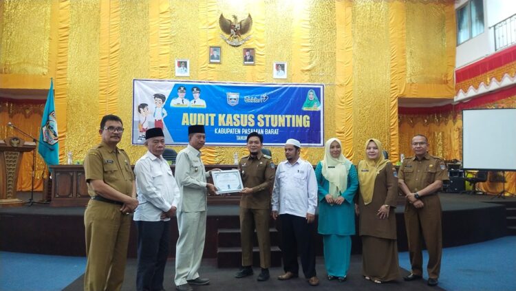 Ketua Tim Percepatan Penurunan Stunting Kabupaten Pasaman Barat Risnawanto menyerahkan piagam kepada Camat Talamau yang berperan pengentasan stunting. Osniwati