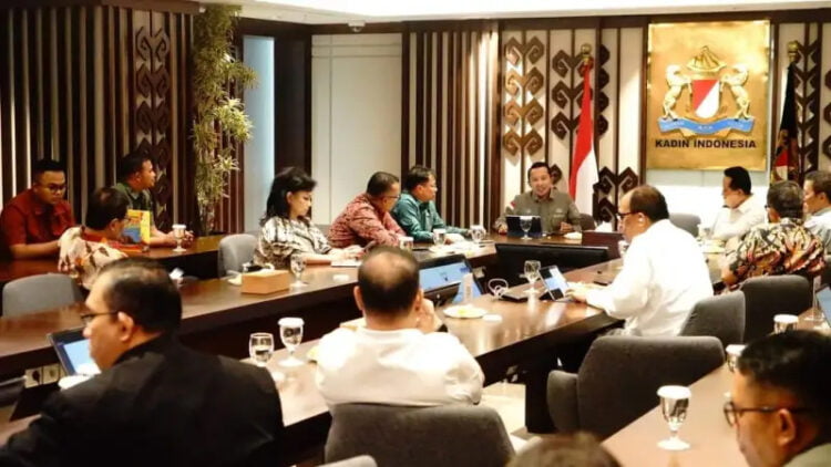 Bupati Tanah Datar Eka Putra saat memaparkan potensi investasi kepada Kamar Dagang dan Industri (Kadin) di Jakarta. IST