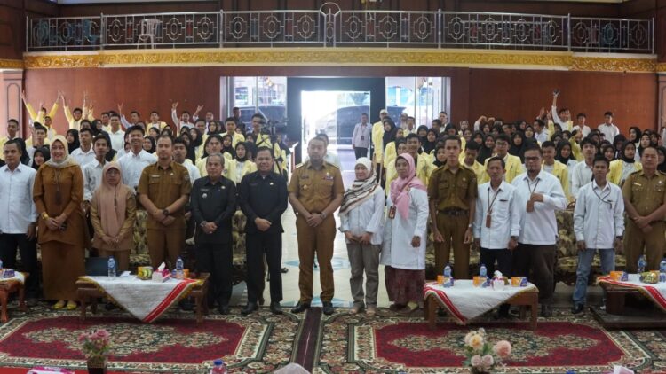 Wagub Sumbar, Audy Joinaldy dan pemangku kepentingan terkait berfoto bersama peserta Seminar Nasional bertajuk “Inovasi Sumber Daya Indonesia dalam Mewujudkan Ketahanan Pangan Berkelanjutan Untuk Indonesia Emas 2045” di Gedung Pancasila, Sijunjung, Senin (23/10). IST