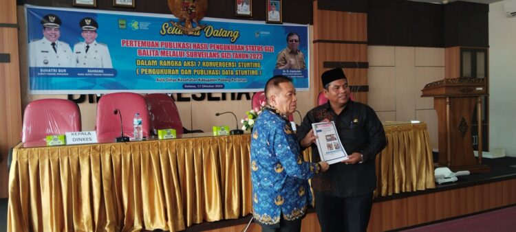 Kepala Dinkes Padang Pariaman, Aspinuddin memberikan data Hasil Pengukuran Status Gizi Balita 2023 kepada Bupati Padang Pariaman, Suhatri Bur di Aula Dinkes Padang Pariaman, Selasa (17/10). ALDI
