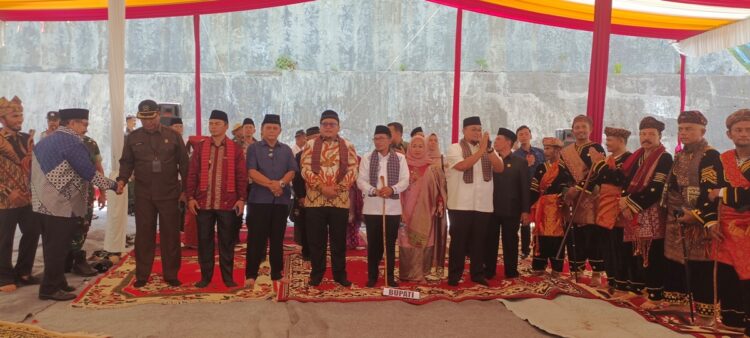 Bupati Tanah Datar Eka Putra saat menghadiri Festival Pesona Bukak Kapalo Banda di Nagari Guguak Malalo. IST