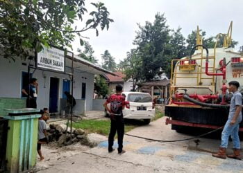 Ratusan Warga Kekeringan, Semen Padang Distribusikan 46.000 Liter Air Bersih