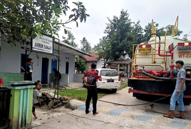 Petugas dari Semen Padang menyalurkan air bersih menggunakan mobil tangki di Kelurahan Batu Gadang. Hal ini menyusul kekeringan yang melanda daerah tersebut beberapa waktu belakangan. IST