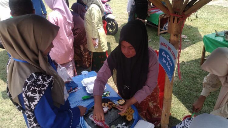 Seorang warga membeli jajanan tradisonal dalam iven Sumarak Salingka Danau 2023 berlangsung meriah. Acara yang diadakan oleh Pemerintah Kabupaten Solok di Dermaga Danau Singkarak, Kecamatan X Koto Diateh, pada Sabtu (28/10). Rivo Septi Andries