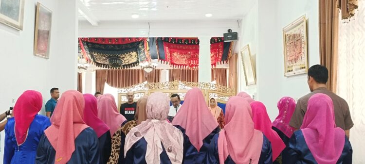 Bupati Tanah Datar Eka Putra mengukuhkan pengurus Ikatan Guru Penulis dan Pegiat Literasi (IGPPL) Kabupaten Tanah Datar Periode 2023-2027 di Gedung Indo Jalito, Jumat (6/10). REZKY