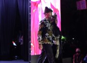 Keren! Wagub Sumbar Bersama Istri Tampil Bak Model dengan Batik Motif Rumah Gadang di Catwalk Istana Berbatik 2023