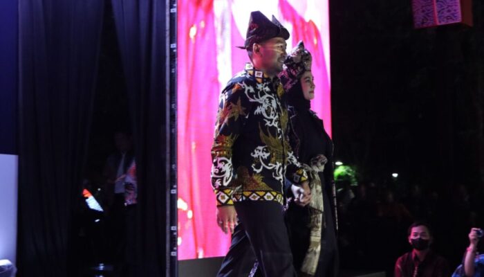 Keren! Wagub Sumbar Bersama Istri Tampil Bak Model dengan Batik Motif Rumah Gadang di Catwalk Istana Berbatik 2023