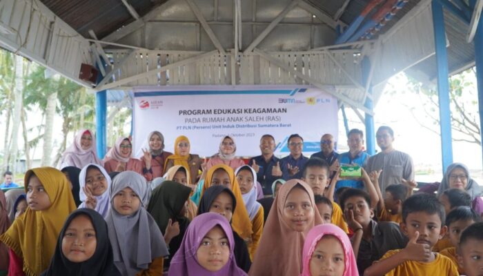 PLN Bina Karakter Anak Yatim dan Dhuafa di Rumah Anak Sholeh 85 Pasie Nan Tigo Padang