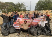 Peduli Lingkungan, Orang Muda Ganjar Bersih-Bersih Pantai Taplau