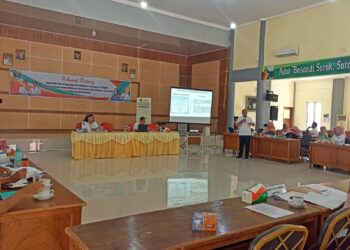 Ket. Foto : Kepala UPTD BKOM dan Pelkes Dinkes Sumbar, drg. Afando Ekardo saat menyampaikan profil UOTD BKOM Pelkes Provinsi Sumbar, Rabu (25/10). YESI
