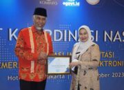 Wujudkan Pemerintahan Digital Hingga ke Nagari, Gubernur Mahyeldi Terima 2 Penghargaan dari Kementerian Kominfo RI