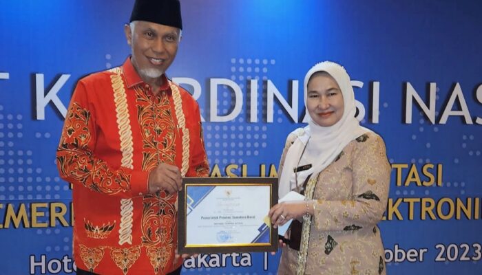 Wujudkan Pemerintahan Digital Hingga ke Nagari, Gubernur Mahyeldi Terima 2 Penghargaan dari Kementerian Kominfo RI