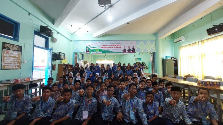 P2S JSIT Sumbar melaksanakan forum pembekalan kepemimpinan sekaligus pelantikan Osis SIT di gedung SMP IT Adzkia, Minggu(29/10). DANA