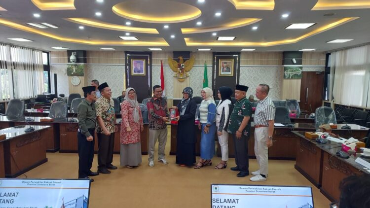 Komisi IV DPRD Provinsi Bengkulu saat berkunjung ke DPRD Sumbar Kamis (26/10). IST