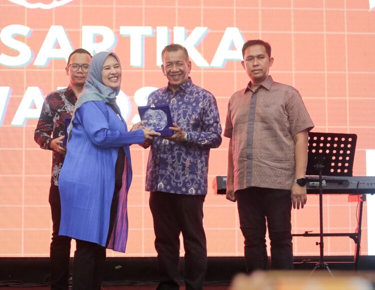 Bupati Pesisir Selatan, Rusma Yul Anwar, menerima anugerah Anugerah Dewi Sartika Awards pada perhelatan puncak Temu Pendidik Nusantara X di Basketball Hall, Gelora Bung Karno, Jakarta, Sabtu (21/10). IST/HUMAS