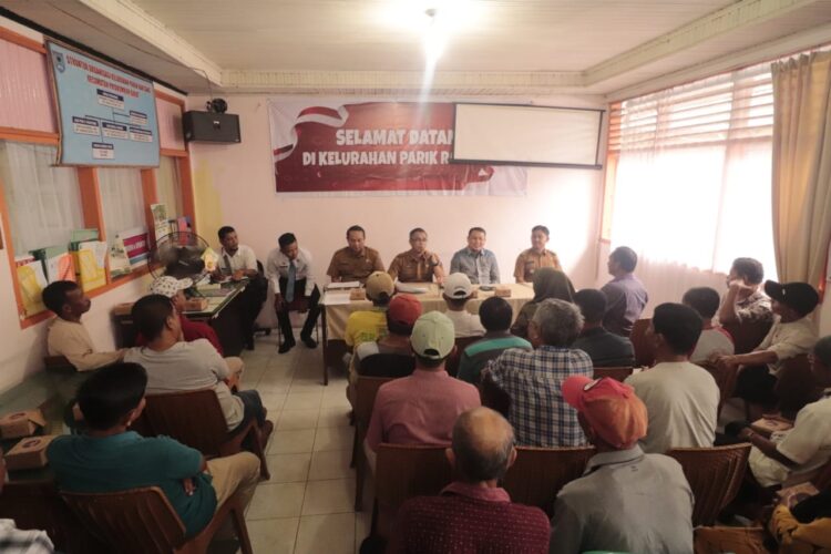 Sekdako Payakumbuh, Rida Ananda memberikan sambutan saat proses verval di Kelurahan Parit Rantang, Senin (23/10). IST