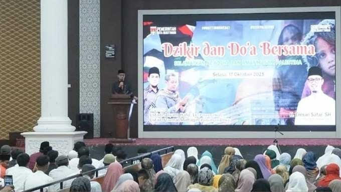 Kegiatan zikir dan doa bersama di Balairung Rumah Dinas Wali Kota Bukittinggi, Selasa (17/10) malam. Gatot