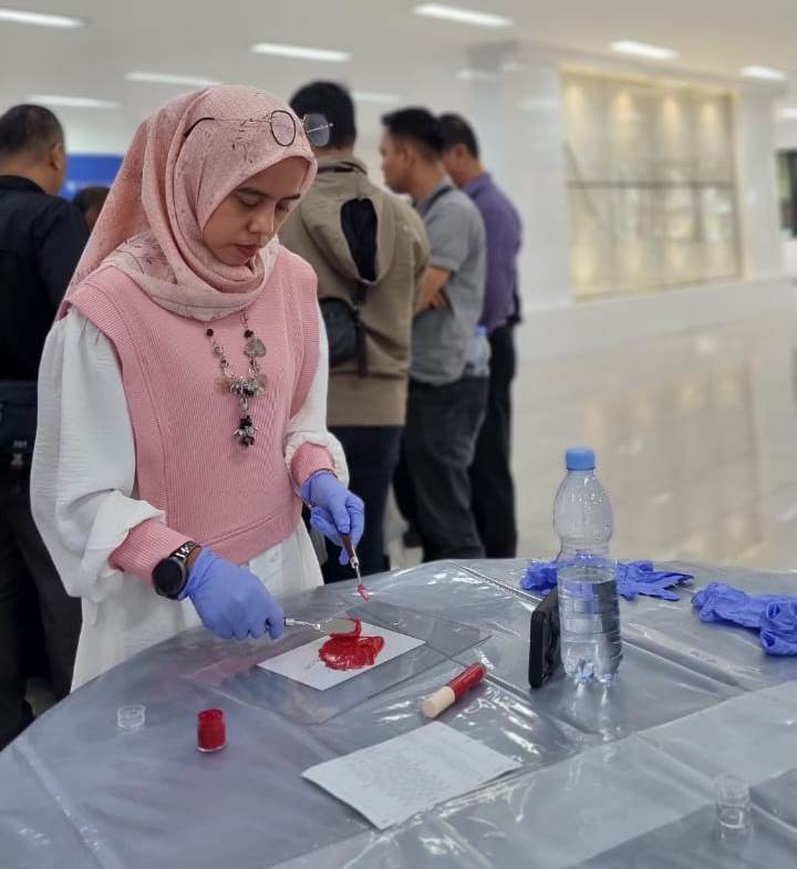 Salah seorang peserta gathering Paragon – FJP GWPP, Yuke, dari Harian singgalang, saat mencoba meramu warna lipstik yang diinginkannya, di Pabrik Paragon, Selasa (19/9) lalu. IST