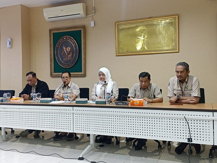 RSUP Dr M Djamil Padang akan tabur bunga, di makam DR. Moh. Djamil, Arts, DPH, Dt. Rangkajo Toeo, dalam rangka HKN ke-59, Senin (23/10). FARDIANTO