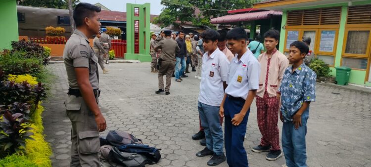 Anggota Satpol PP Padang memberikan pembinaan kepada enam pelajar yang keluyuran saat jam pelajaran sekolah. Ramadhana