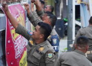 Satpol PP Damkar Padang Panjang Tertibkan Sejumlah Baliho