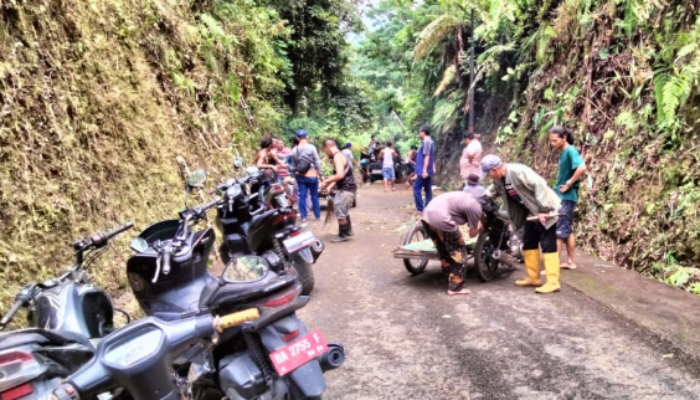 Pemuda Korong Padang Ampalu Nagari LNP Galakkan Kembali Kegiatan Bersih-bersih Kampung