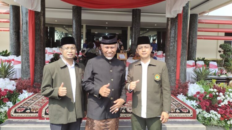 Ketua LDII Sumbar Buya Afrizal Yaman (kiri) dan Sekretaris Abdillah (kanan) bersama Gubernur Sumbar Mahyeldi usai Upacara Sumpah Pemuda di Kantor Gubernur Sumbar pada Sabtu (28/10). IST