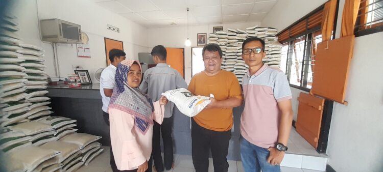 KEPALA Kantor Pos Cabang Biaro, Irvan menyerahkan Bantuan Pangan Cadangan Pemerintah (BPCP) berupa beras kepada warga di Kantor Pos Biaro, Rabu (4/10). YURSIL
